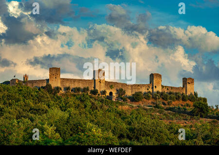 Vue du mur de la ville médiévale de Monteriggioni en Toscane, Italie Banque D'Images
