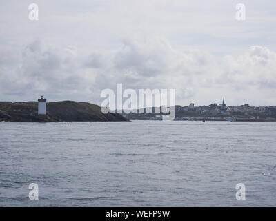 Phare de kermorvan , phare du conquet , entrée au port du conquet phare ,blanc et carré , photo des côtes bretonnes prises depuis un bateau en mer Banque D'Images