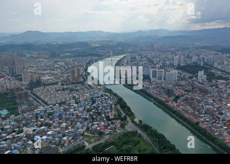 Baïse. Août 29, 2019. Photo aérienne prise le 29 août 2019 montre un paysage de baise, Chine du Sud, région autonome Zhuang du Guangxi. Credit : Cao Yiming/Xinhua/Alamy Live News Banque D'Images