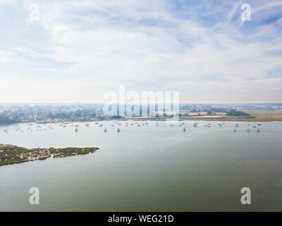 Vue aérienne de la rivière Deben avec une sélection de différents bateaux à voile à profiter de l'été Banque D'Images