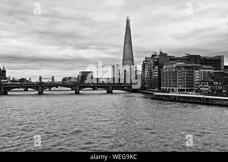 Shard dominant la rivière Thames Banque D'Images