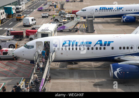 Blue Air avions sur le tarmac de l'aéroport de Luton. C'est une compagnie aérienne roumaine fondée par Nelu Iordache, basé à Bucarest. Banque D'Images