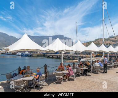 Au restaurant Le V&A Waterfront et la montagne de la table en arrière-plan, Cape Town, Western Cape, Afrique du Sud Banque D'Images