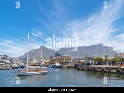 Port de la V&A Waterfront et la montagne de la table en arrière-plan, Cape Town, Western Cape, Afrique du Sud Banque D'Images