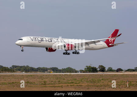 Virgin Atlantic Airways Airbus A350-1041 (Reg : G-VPOP) ils arrivent directement de l'usine Airbus de configuration des sièges. Banque D'Images