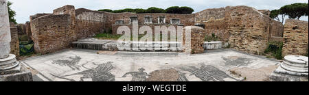 Des fouilles archéologiques de Ostia Antica vue panoramique immersive dans la caserne des pompiers de ruine avec la belle mosaïque représentant de la pr Banque D'Images