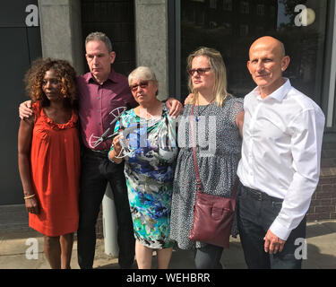 Pause d'Heathrow (militants de gauche à droite) Valerie Brown, James Brown, Sylvia Dell, Linda Davidsen et Jonathan Fishwick, qui envisagent d'utiliser les jouets volants d'arrêter les vols à l'aéroport le mois prochain, se tenir ensemble à la suite d'une réunion avec des représentants de l'hub de voyage vendredi pour discuter de l'action proposée. Banque D'Images