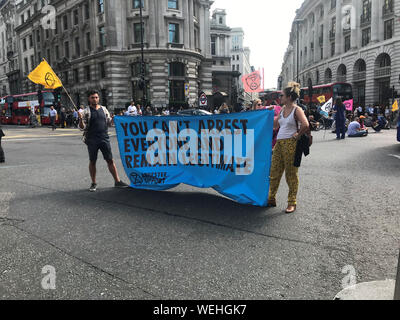 Les manifestants à l'extérieur de la ville de London Magistrates' Court, où les audiences relatives à l'extinction d'avril de la rébellion des manifestations ont lieu. Banque D'Images