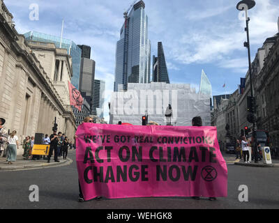 Les manifestants à l'extérieur de la ville de London Magistrates' Court, où les audiences relatives à l'extinction d'avril de la rébellion des manifestations ont lieu. Banque D'Images