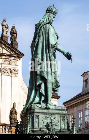 Prague Charles IV sur la place de la Croix près du pont Charles Banque D'Images