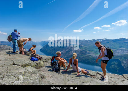 Les touristes à Preikestolen et regardant le fjord, falaise Preikestolen - célèbre dans les montagnes de Norvège, Norvège Banque D'Images