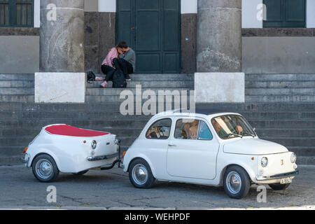 Un vintage Fiat 500 avec remorque sur mesure dans la Piazza del Plebiscito, Naples, Italie. Banque D'Images