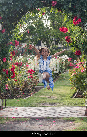 Preteen girl d'apparence asiatique faisant la gymnastique au rose garden, San Jose, Californie Banque D'Images