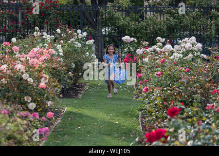 Preteen girl d'apparence asiatique faisant la gymnastique au rose garden, San Jose, Californie Banque D'Images