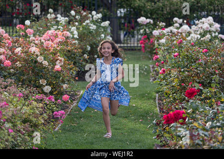 Preteen girl d'apparence asiatique faisant la gymnastique au rose garden, San Jose, Californie Banque D'Images