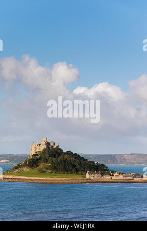 St Michael's Mount est une petite île de marée dans la région de Mount's Bay, Cornwall, Angleterre, Royaume-Uni. Banque D'Images