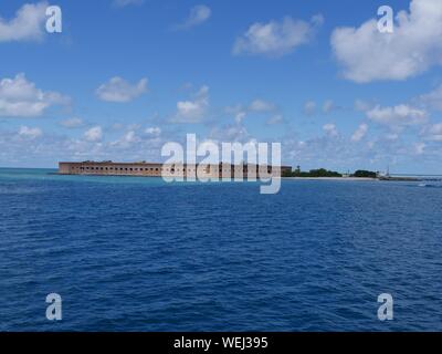 Fort Jefferson voit de loin à Dry Tortugas National Park sur une belle journée. Banque D'Images