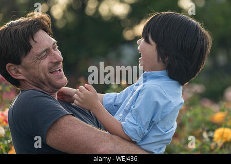 Young Girl holding Asie ethnique mixte 5 ans, deux heureux, San Jose, Californie Banque D'Images