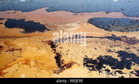 La contamination du sol et de l'eau pollutions au comptant du pétrole, ancien dump les déchets toxiques, les catastrophes environnementales, la contamination de l'environnement, de l'huile lagoon Banque D'Images