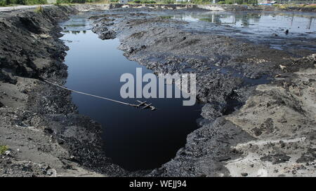 La contamination du sol et de l'eau pollutions au comptant du pétrole, ancien dump les déchets toxiques, les catastrophes environnementales, la contamination de l'environnement, de l'huile lagoon Banque D'Images