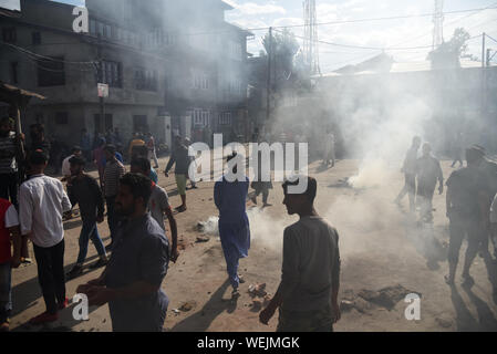 Srinagar, Jammu-et-Cachemire, en Inde. Août 23, 2019. Les manifestants du Cachemire au milieu de la fumée, à l'occasion de la manifestation.Des centaines de personnes ont pris part à une manifestation après la prière du vendredi dans la Soura quartier. Les tensions ont augmenté depuis que le gouvernement indien a supprimé l'autonomie partielle il y a trois semaines. Des informations ont également été rares, comme l'internet et des réseaux mobiles ont surtout été bloqué. Credit : Idrees Abbas/SOPA Images/ZUMA/Alamy Fil Live News Banque D'Images