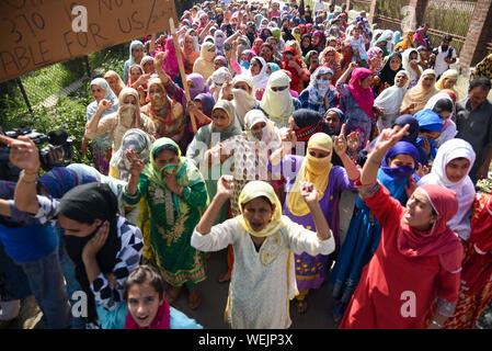 Srinagar, Jammu-et-Cachemire, en Inde. Août 23, 2019. Les habitants du Cachemire crier des slogans pendant la manifestation.Des centaines de personnes ont pris part à une manifestation après la prière du vendredi dans la Soura quartier. Les tensions ont augmenté depuis que le gouvernement indien a supprimé l'autonomie partielle il y a trois semaines. Des informations ont également été rares, comme l'internet et des réseaux mobiles ont surtout été bloqué. Credit : Idrees Abbas/SOPA Images/ZUMA/Alamy Fil Live News Banque D'Images