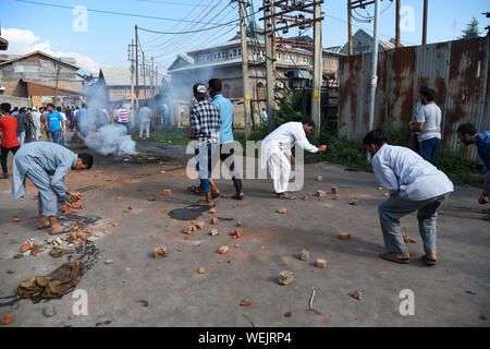 Srinagar, Jammu-et-Cachemire, en Inde. Août 23, 2019. Les manifestants du cachemire casser des pierres pendant la manifestation.Des centaines de personnes ont pris part à une manifestation après la prière du vendredi dans la Soura quartier. Les tensions ont augmenté depuis que le gouvernement indien a supprimé l'autonomie partielle il y a trois semaines. Des informations ont également été rares, comme l'internet et des réseaux mobiles ont surtout été bloqué. Credit : Idrees Abbas/SOPA Images/ZUMA/Alamy Fil Live News Banque D'Images
