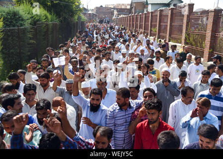 Srinagar, Jammu-et-Cachemire, en Inde. Août 23, 2019. Les habitants du Cachemire crier des slogans pendant la manifestation.Des centaines de personnes ont pris part à une manifestation après la prière du vendredi dans la Soura quartier. Les tensions ont augmenté depuis que le gouvernement indien a supprimé l'autonomie partielle il y a trois semaines. Des informations ont également été rares, comme l'internet et des réseaux mobiles ont surtout été bloqué. Credit : Idrees Abbas/SOPA Images/ZUMA/Alamy Fil Live News Banque D'Images