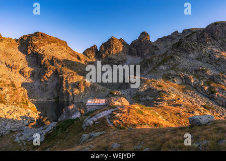 Un paysage extraordinaire de l'Effrayant Lake au cours de l'été chaud coucher du soleil, le parc national de Rila, Bulgarie Banque D'Images