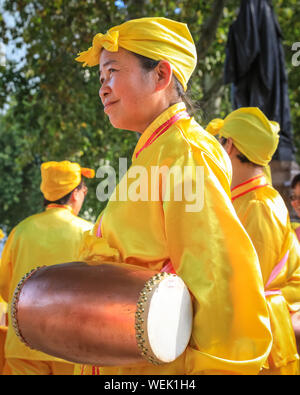 Londres, Royaume-Uni. 30 août 2019. Une goup de tambours de taille dans les costumes brillants pratique leur routine. Les praticiens du mouvement spirituel Falun Gong chinois (également connu sous le nom de Falun Dafa) occupent la place du Parlement et les environs et participent à une pratique de masse de leurs compétences. Les participants viennent de toute l'Europe avant une conférence à Londres demain. Crédit : Imagetraceur/Alamy Live News Banque D'Images