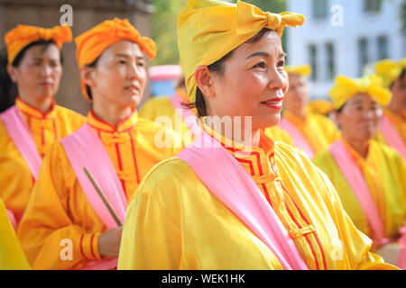 Londres, Royaume-Uni. 30 août 2019. Une goup de tambours de taille dans les costumes brillants pratique leur routine. Les praticiens du mouvement spirituel Falun Gong chinois (également connu sous le nom de Falun Dafa) occupent la place du Parlement et les environs et participent à une pratique de masse de leurs compétences. Les participants viennent de toute l'Europe avant une conférence à Londres demain. Crédit : Imagetraceur/Alamy Live News Banque D'Images