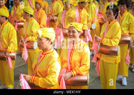 Londres, Royaume-Uni. 30 août 2019. Une goup de tambours de taille dans les costumes brillants pratique leur routine. Les praticiens du mouvement spirituel Falun Gong chinois (également connu sous le nom de Falun Dafa) occupent la place du Parlement et les environs et participent à une pratique de masse de leurs compétences. Les participants viennent de toute l'Europe avant une conférence à Londres demain. Crédit : Imagetraceur/Alamy Live News Banque D'Images