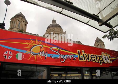 Bus touristique en face du Royal Liver Building. Le Pier Head, sur le front de mer de Liverpool. L'Angleterre, l'Europe. Banque D'Images