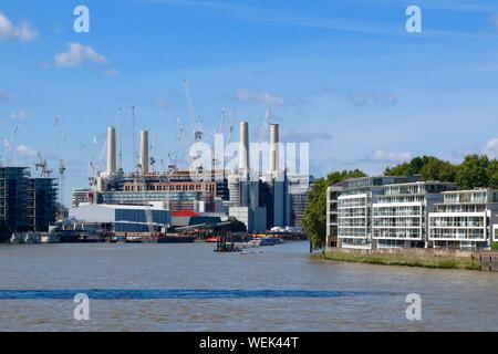 Londres, Royaume-Uni - 29 août 2019 : Battersea Power Station entouré par des grues et de la Tamise vu de Vauxhall Bridge. Banque D'Images