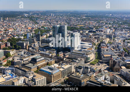 Au-dessus de Francfort, vue panoramique de l'horizon et gratte-ciel du quartier financier de la ville, Frankfurt am Main, Hesse, Allemagne Banque D'Images