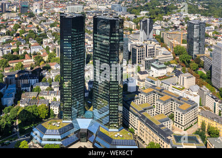 Au-dessus de Francfort, vue panoramique de l'horizon et gratte-ciel du quartier financier de la ville, Frankfurt am Main, Hesse, Allemagne Banque D'Images