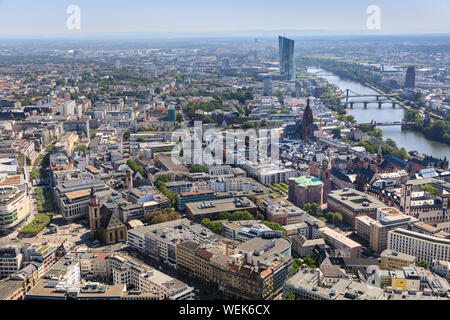 Au-dessus de Francfort, vue panoramique de l'horizon et gratte-ciel du quartier financier de la ville, Frankfurt am Main, Hesse, Allemagne Banque D'Images