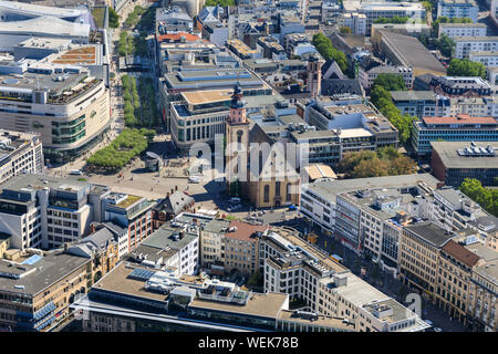 Frankfurt-am-Main de dessus avec l'église St Catherine (Katharinenkirche) dans le vieux centre-ville, Francfort, Hesse, Allemagne Banque D'Images
