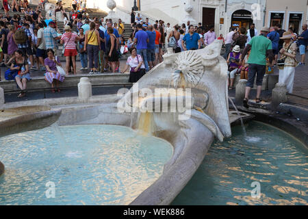 La fontaine La Fontaine Barcaccia, Trinità dei Monti, Rome, Latium, Italie, Europe Banque D'Images