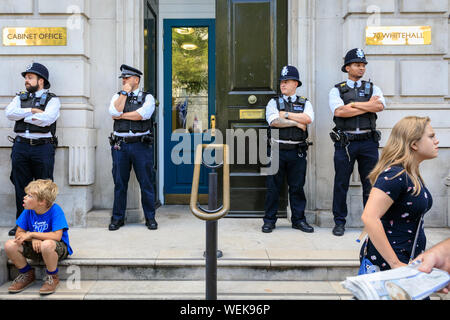 Agents de la Police métropolitaine, les policiers à l'extérieur du bureau du Cabinet sur Whitehall, Westminster, London, UK Banque D'Images