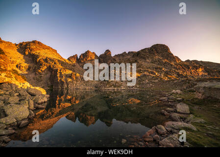 Un paysage extraordinaire de l'Effrayant Lake au cours de l'été chaud coucher du soleil, le parc national de Rila, Bulgarie Banque D'Images