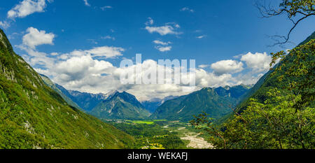 Beau panorama de la vallée de montagne. La vallée de Soca près de Bovec, Slovénie Banque D'Images