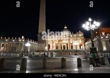 La Basilique St Pierre - la Basilique St Pierre - 'Basilica di San Pietro" et la place au crépuscule, Rome Banque D'Images