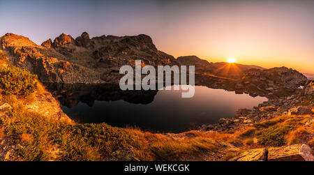 Un paysage extraordinaire de l'Effrayant Lake au cours de l'été chaud coucher du soleil, le parc national de Rila, Bulgarie Banque D'Images