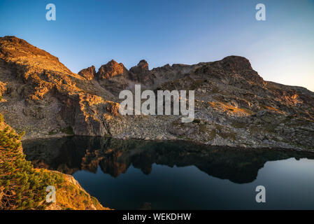 Un paysage extraordinaire de l'Effrayant Lake au cours de l'été chaud coucher du soleil, le parc national de Rila, Bulgarie Banque D'Images