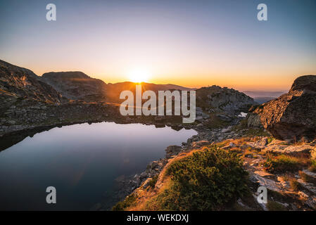 Un paysage extraordinaire de l'Effrayant Lake au cours de l'été chaud coucher du soleil, le parc national de Rila, Bulgarie Banque D'Images