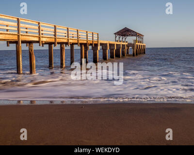 La ville de Waimea pier au coucher du soleil pris avec de longs temps d'exposition utilisée pour lisser et estomper l'océan. Banque D'Images