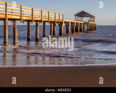 La ville de Waimea pier au coucher du soleil pris avec de longs temps d'exposition utilisée pour lisser et estomper l'océan. Banque D'Images