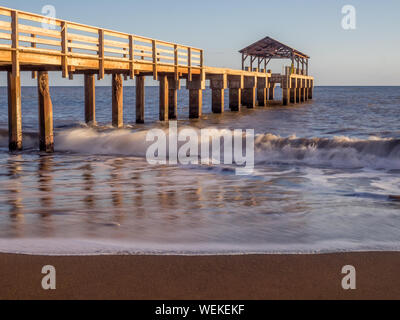 La ville de Waimea pier au coucher du soleil pris avec de longs temps d'exposition utilisée pour lisser et estomper l'océan. Banque D'Images