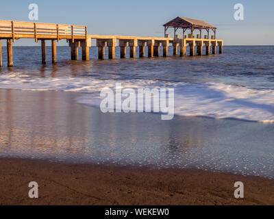 La ville de Waimea pier au coucher du soleil pris avec de longs temps d'exposition utilisée pour lisser et estomper l'océan. Banque D'Images